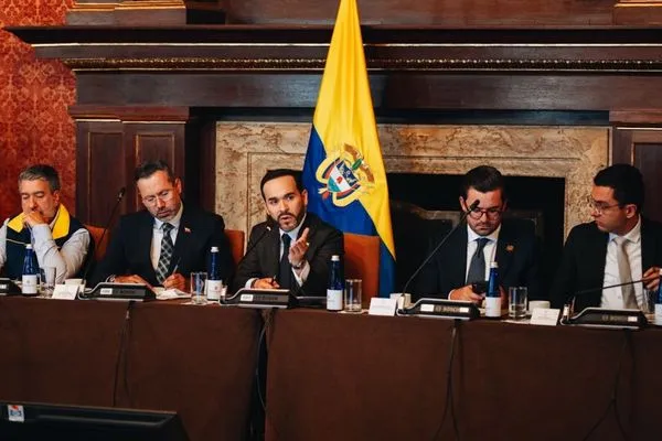 Presidente De La Espriella convoca al sector asegurador para articular la atención a damnificados