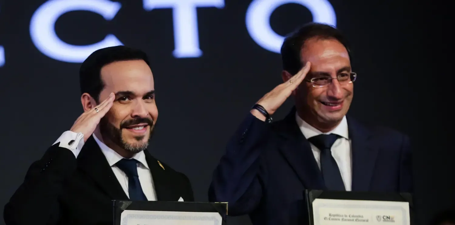 Abelardo de la Espriella advierte que vendrán tiempos difíciles al recibir la credencial presidencial
