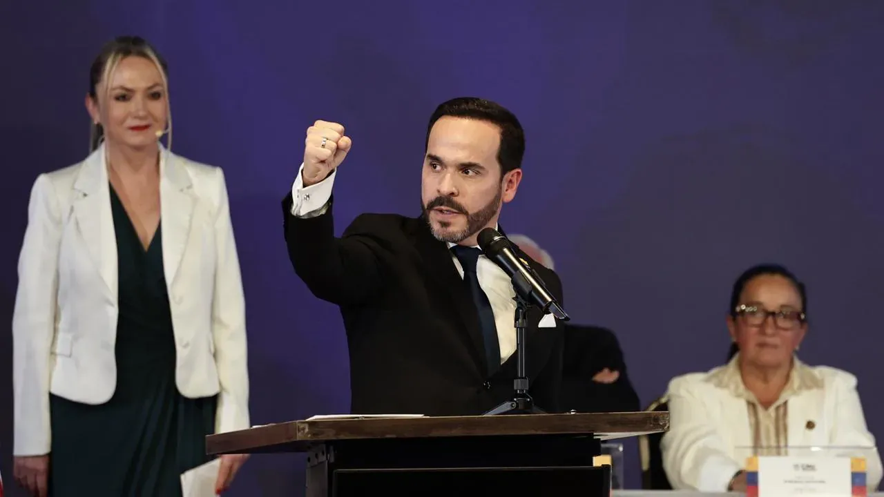 De La Espriella advierte sobre un presunto golpe de Estado de Petro y se dirige a las Fuerzas Armadas