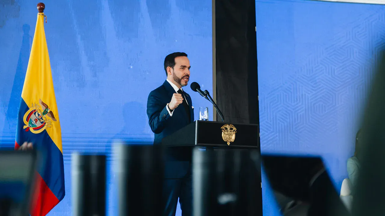El presidente De La Espriella anuncia inversión para reconstruir un colegio dañado por el terremoto en Buga