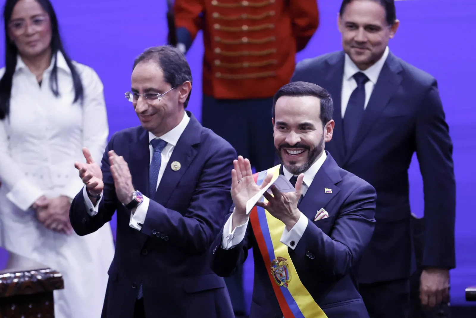 De la Espriella asume la Presidencia de Colombia con un giro en seguridad, fin del diálogo y regreso de fumigaciones