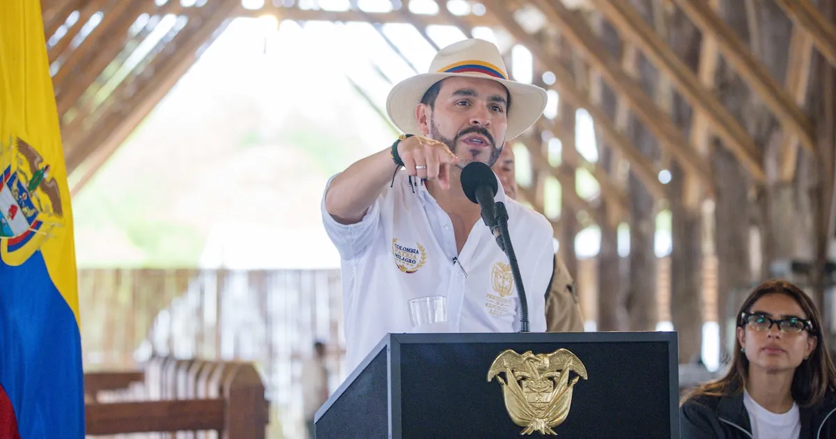 Abelardo de la Espriella donará cada mes su sueldo a causas sociales y entregó el primero a dos ancianatos del Quindío