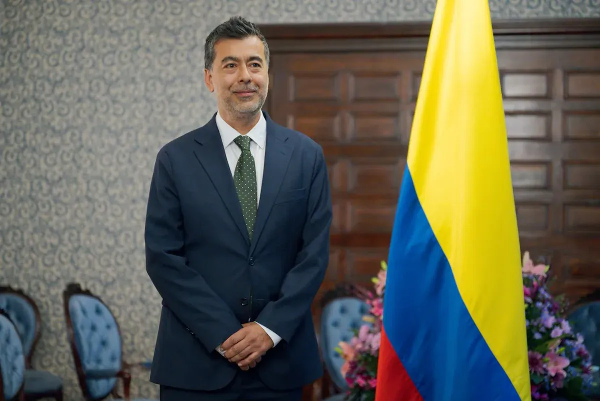 Abelardo de la Espriella encomienda su política migratoria de mano dura a un policía retirado al frente de Migración Colombia
