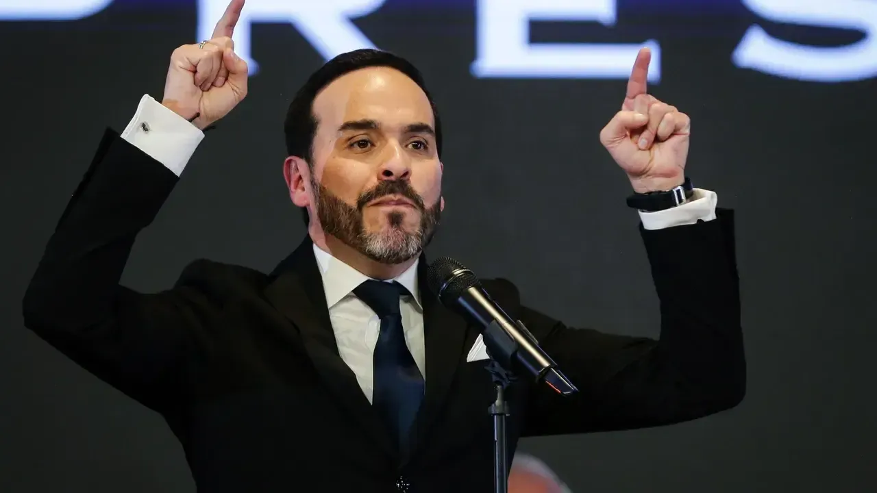Abelardo de la Espriella entregó a la Fiscalía un documento con más de 80 casos de corrupción de la administración Petro
