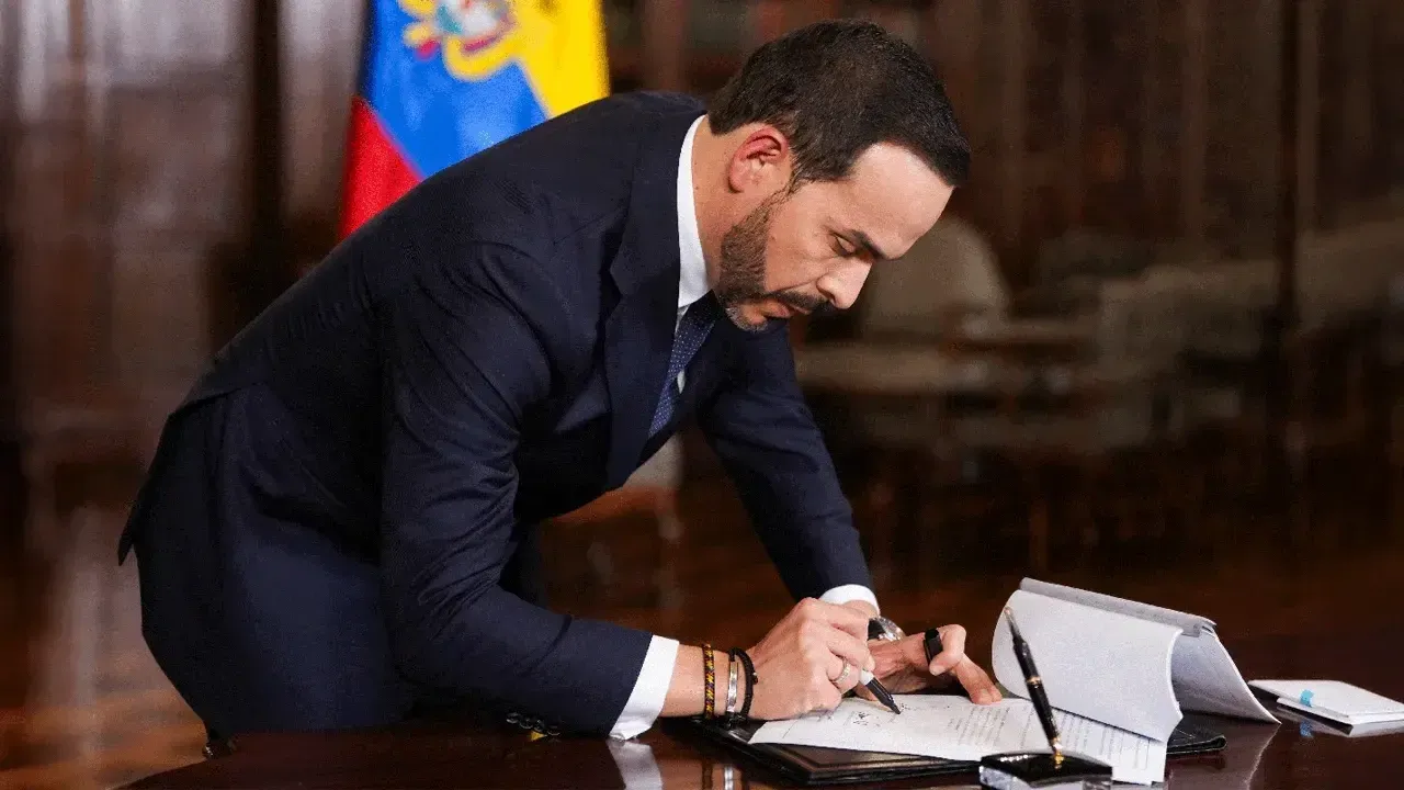 Presidente Abelardo de la Espriella firma decreto que levanta la suspensión general al porte de armas