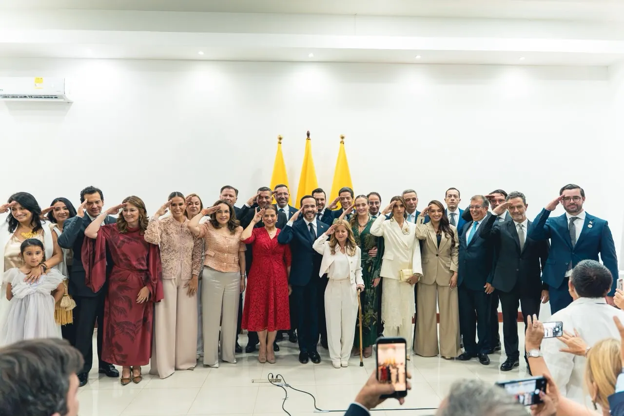 Abelardo de la Espriella firma sus primeros decretos y designa su gabinete presidencial