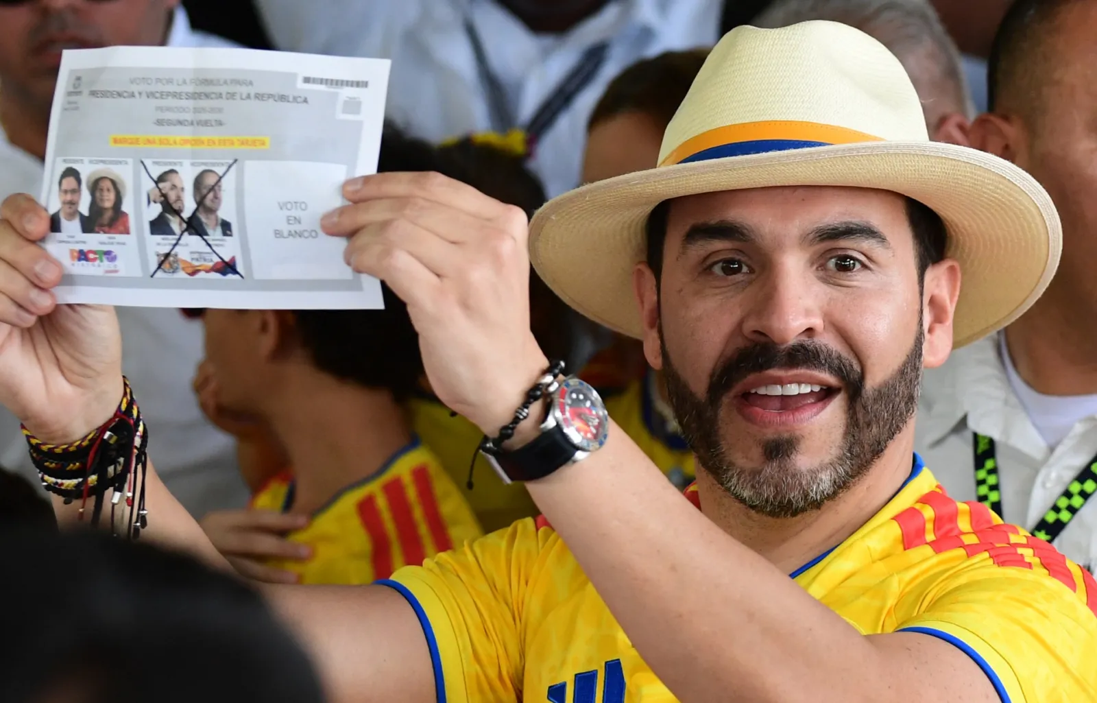 Abelardo de la Espriella asume la presidencia de Colombia tras ganar en segunda vuelta