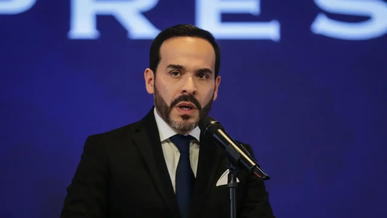 De la Espriella afirma que se posesionará en una guarnición militar tras la negativa de Petro