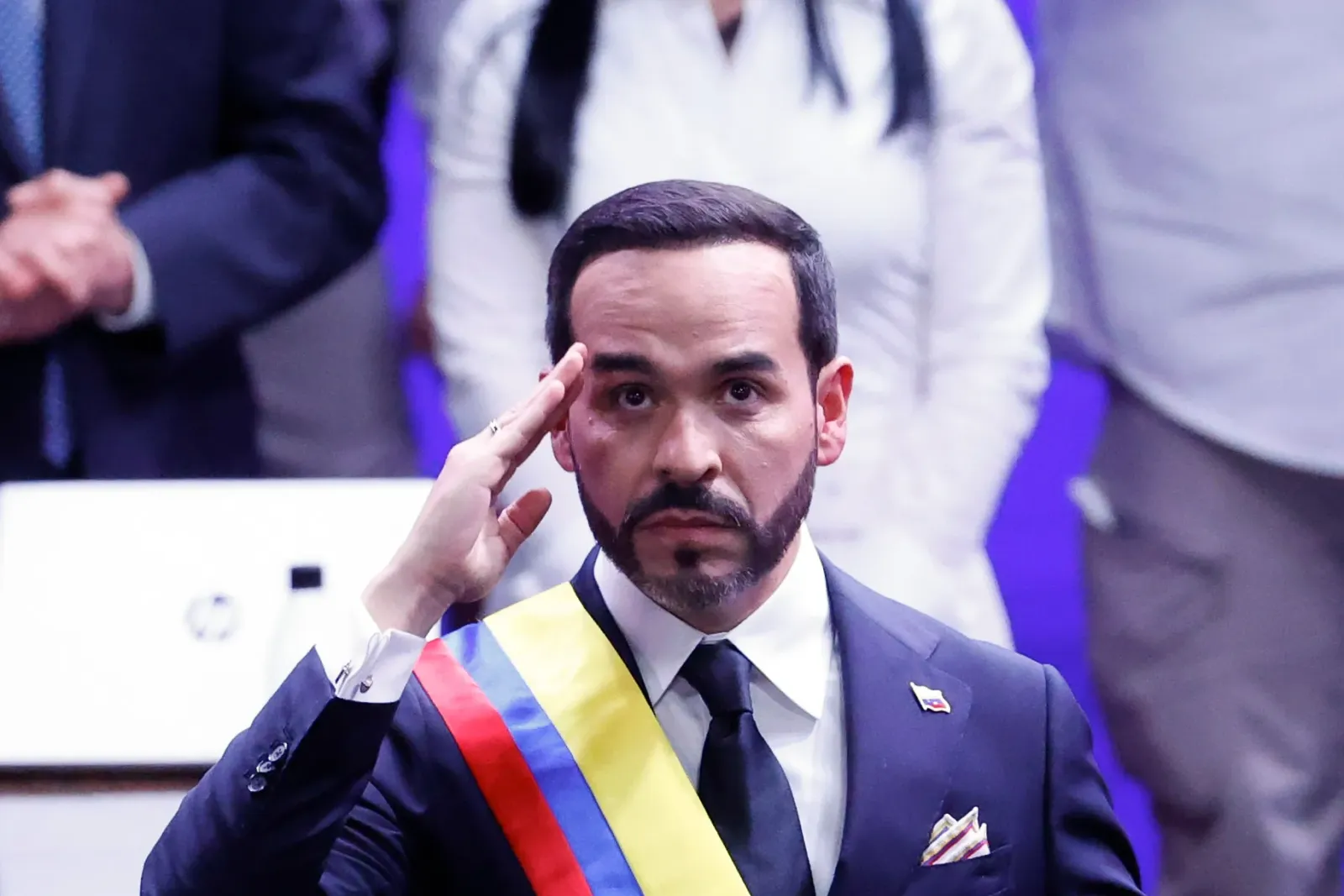 Abelardo de la Espriella asume la presidencia de Colombia en una ceremonia fuera de Bogotá