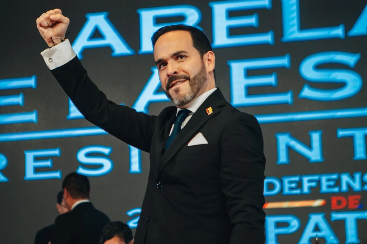 De la Espriella lanza ultimátum a grupos armados el día que recibe la credencial presidencial