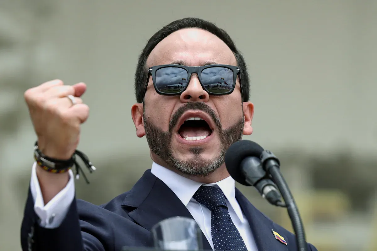 El presidente Abelardo De la Espriella levanta la suspensión de permisos para porte de armas