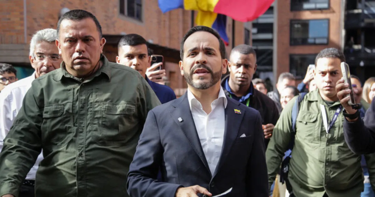 Presidente De la Espriella llama la atención a un alcalde que atendía el celular en un evento de empalme