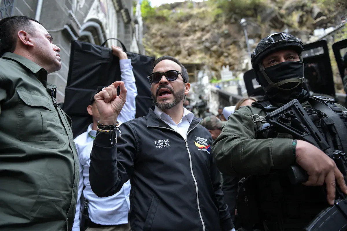 Abelardo de la Espriella marca un derrotero de antipetrismo, mezcla de derechas y énfasis en las regiones