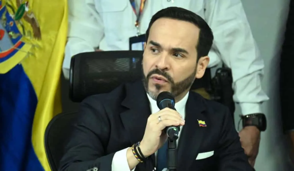 Abelardo de la Espriella objeta ley que buscaba impedir la reducción de requisitos para cargos públicos