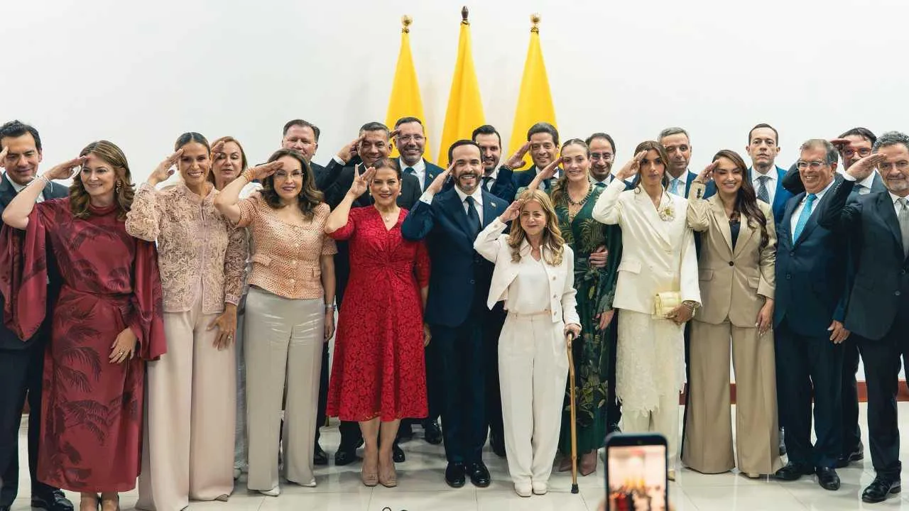 Abelardo de la Espriella posesiona a los 18 ministros de su gabinete y define el equipo de arranque