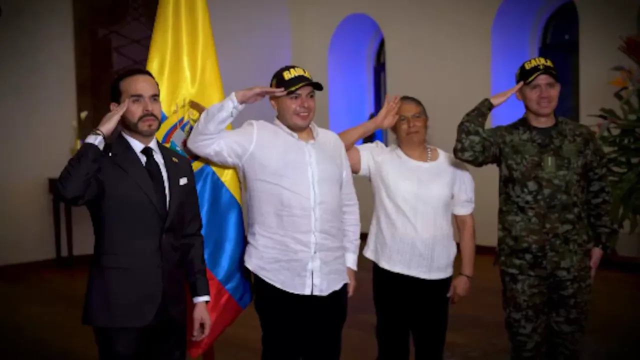 Abelardo de la Espriella recibe a José Luis Martínez, primer secuestrado liberado durante su Gobierno