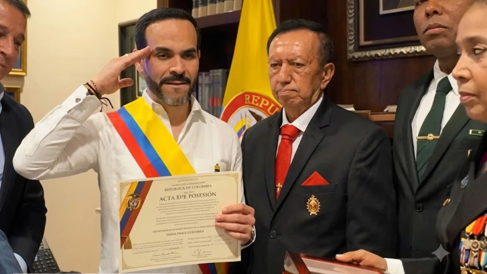 Abelardo De La Espriella recibe la banda presidencial que usará en su posesión en Cali