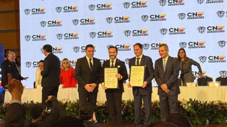 El CNE entrega credenciales a Abelardo de la Espriella como presidente electo de Colombia