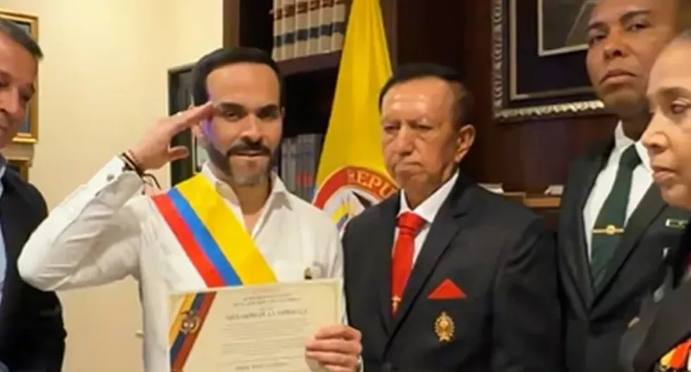 Abelardo de la Espriella recibe la banda presidencial que lucirá el viernes en su investidura en Cali