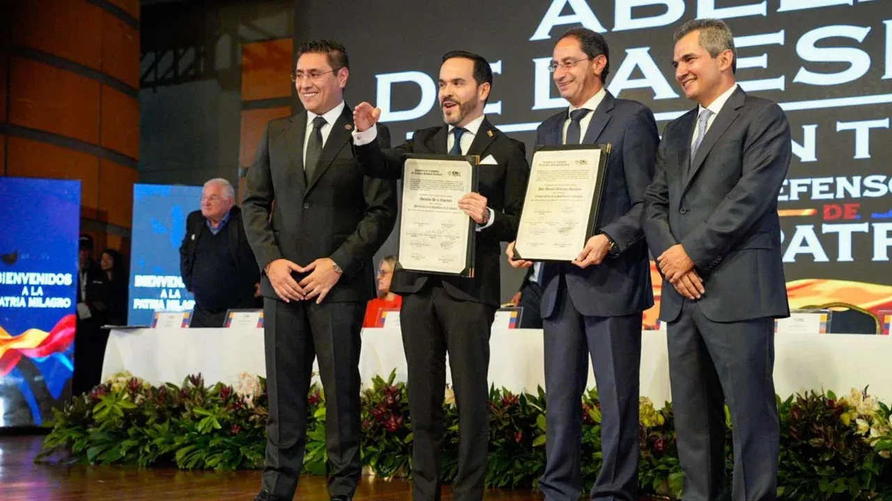 Abelardo de la Espriella recibe la credencial presidencial del CNE