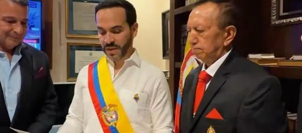 Abelardo de la Espriella recibe la banda presidencial que usará en su posesión