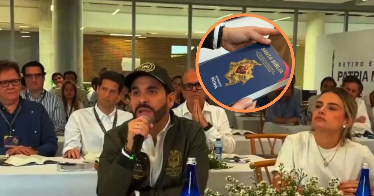 De la Espriella entregó biblias a sus ministros en un retiro espiritual en Puerto Colombia