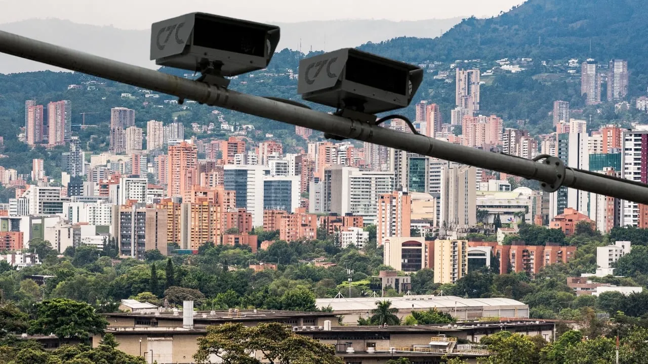 El presidente de la Espriella pone la lupa sobre las fotomultas y encarga la revisión a la ministra de Transporte