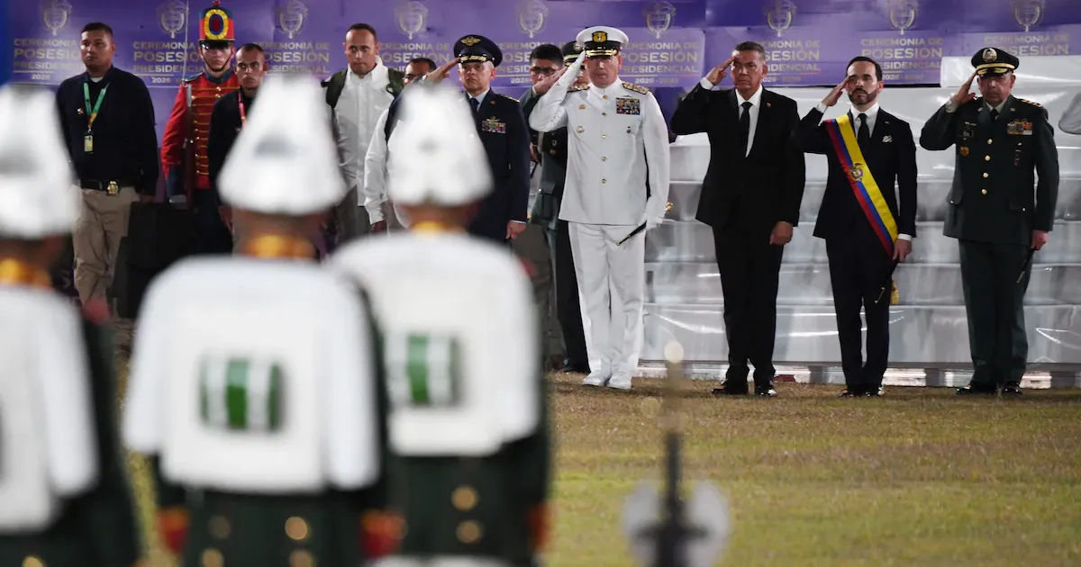 Presidente Abelardo de la Esprilla mostró descoordinación en su primer acto de honores militares