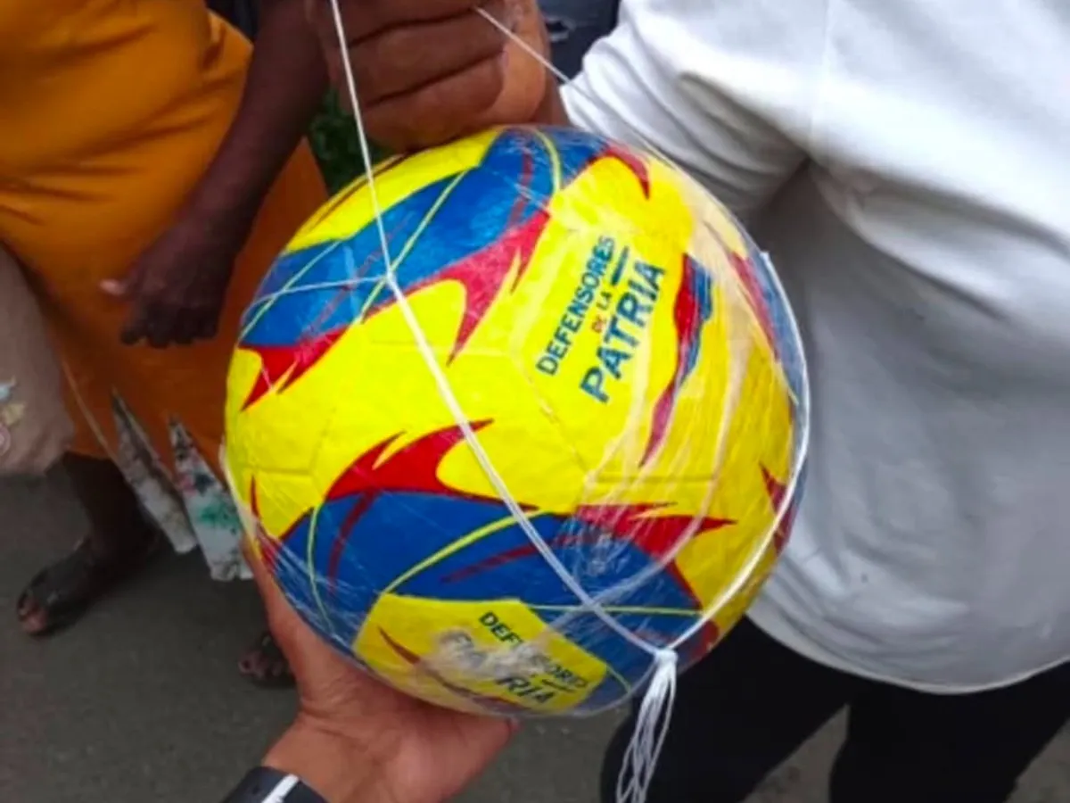 Presidente Abelardo de la Espriella repartió balones con sello oficial a niños en zona afectada por terremoto en Buenaventura