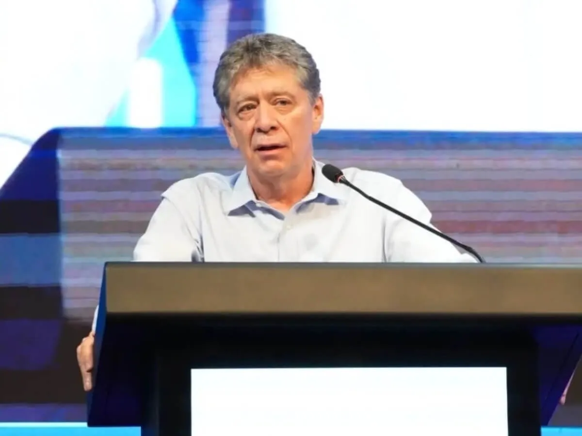 Abelardo le cierra la puerta a Bruce Mac Master y reta a los empresarios