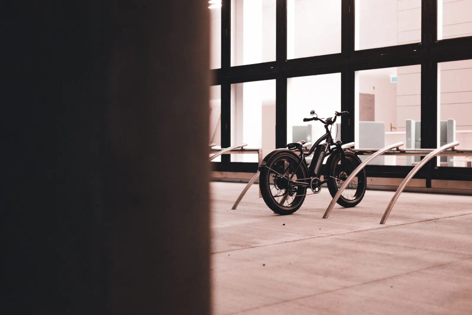 Colombia establece nuevos requisitos para circular de noche en bicicletas eléctricas y patinetas