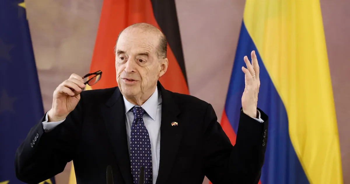 Álvaro Leyva vuelve a criticar a Petro y le pide “hacer las maletas”