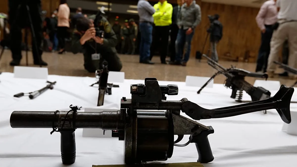 El presidente De la Espriella firma el decreto que levanta la suspensión de permisos para portar armas