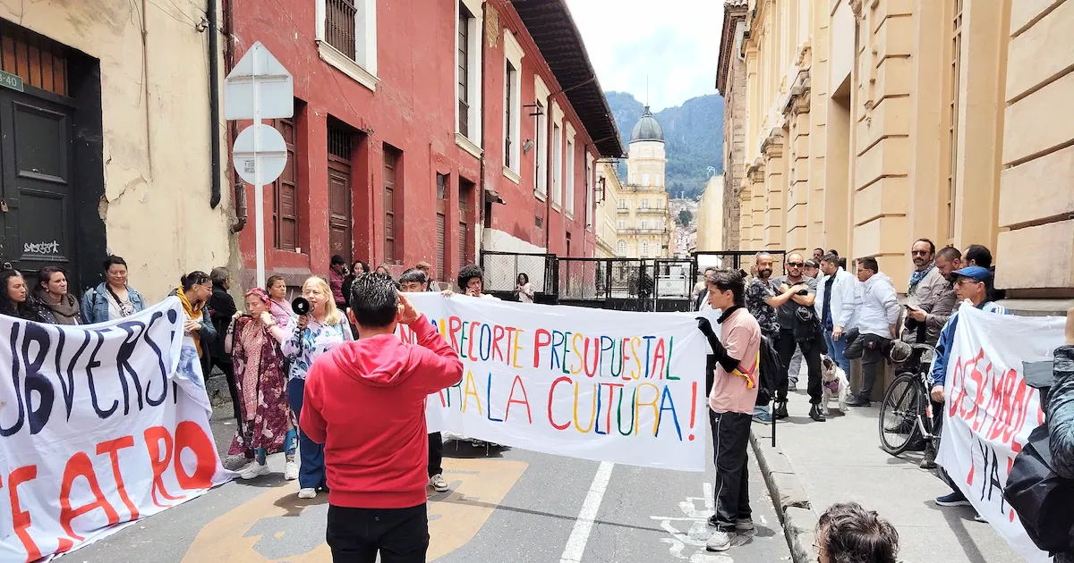 Artistas y gestores culturales se concentran frente al Ministerio de las Culturas por la suspensión de estímulos