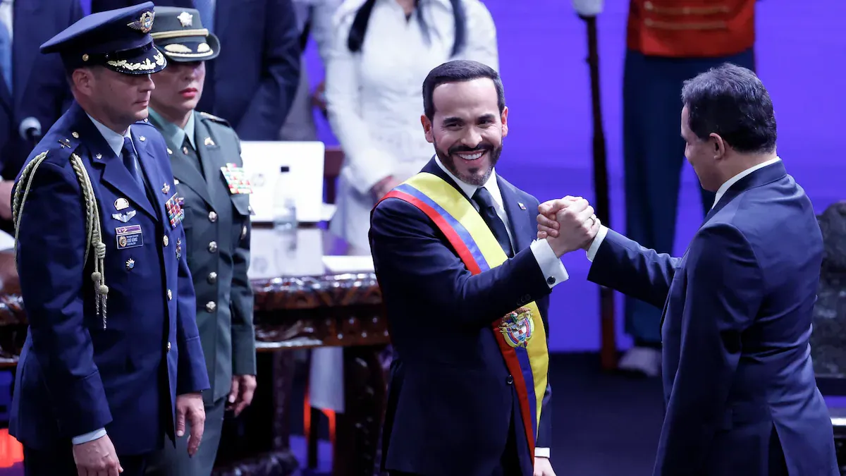 Honorio Henríquez impone la banda presidencial a Abelardo De la Espriella en Cali