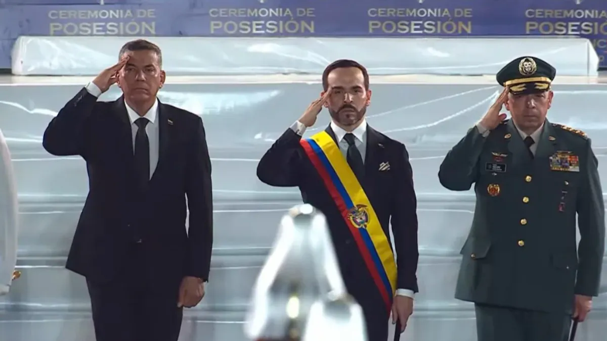 De la Espriella recibió honores militares y fue reconocido como comandante supremo de la fuerza pública