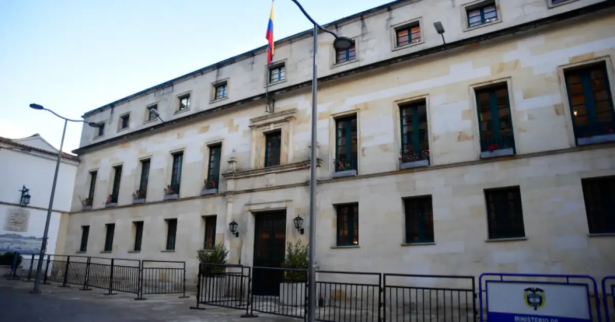 Cancillería detecta presuntas irregularidades en 811 contratos revisados de 2026