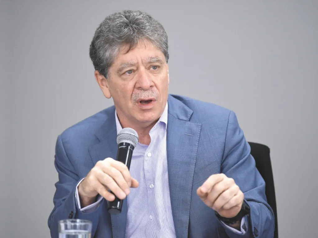 Bruce Mac Master renuncia a la presidencia de la ANDI y denuncia presiones del Gobierno