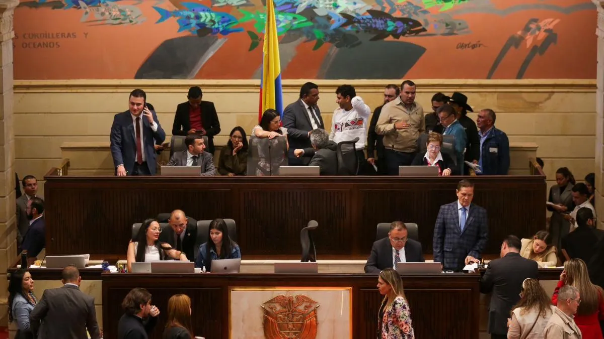 Centro Democrático prepara contrarreforma pensional con la lupa sobre Colpensiones