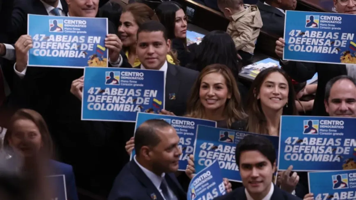 Centro Democrático llevó al Congreso carteles en respaldo al llamado de Álvaro Uribe sobre las '47 abejas'