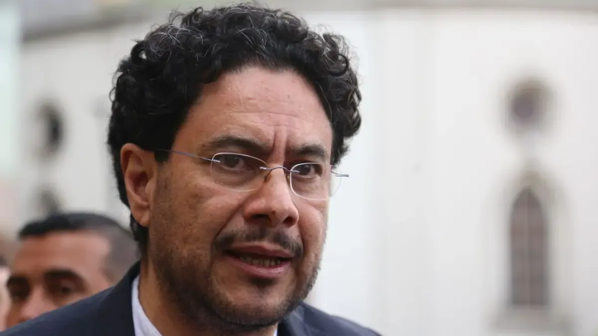 Cepeda advierte que sería “ilegal” posesionar a De la Espriella si conserva la ciudadanía estadounidense