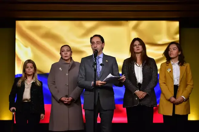 Primera reunión de empalme entre equipos de Petro y De la Espriella arranca con tensiones
