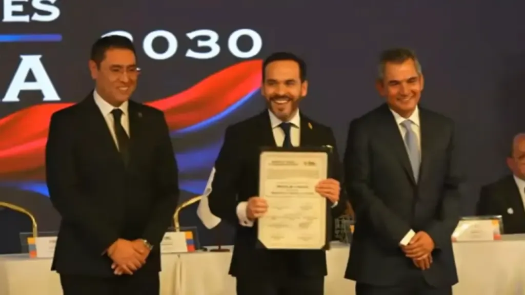 El CNE entrega las credenciales a Abelardo de la Espriella como presidente electo de Colombia