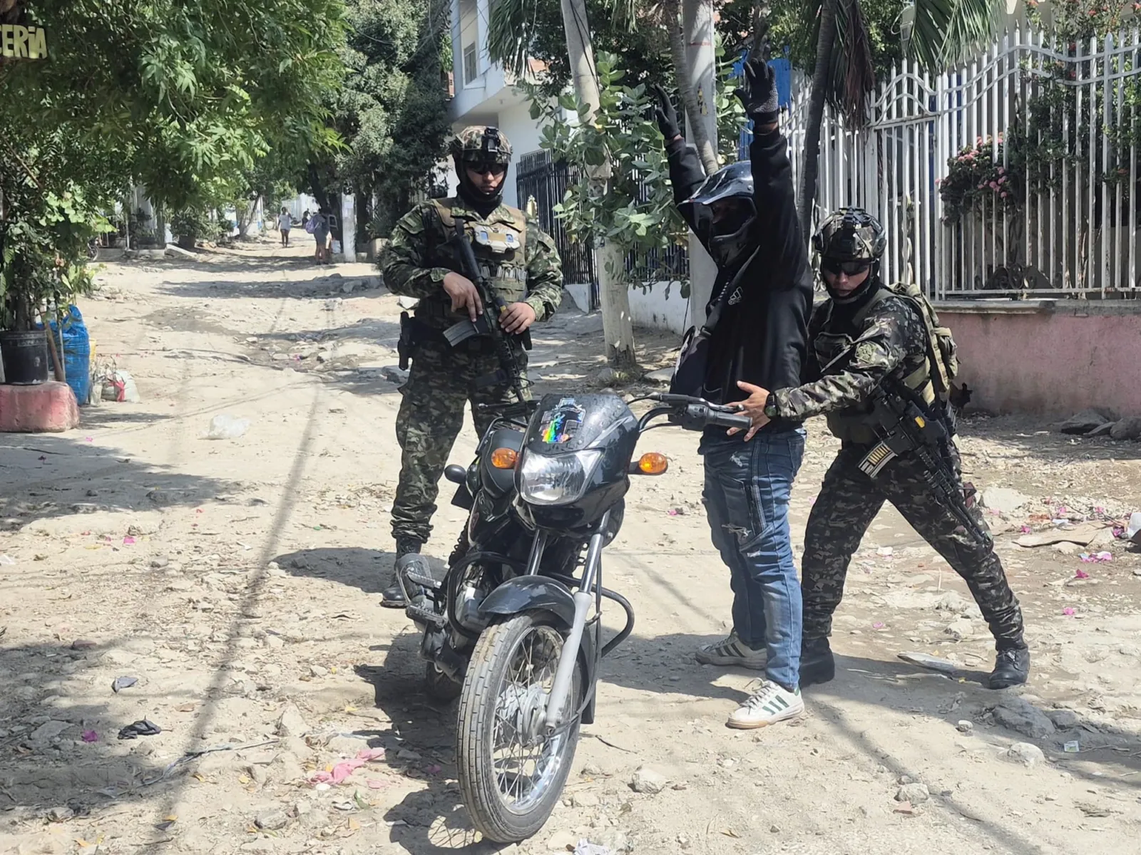 De la Espriella ordena despliegue militar en Santa Marta tras ataques a comercios