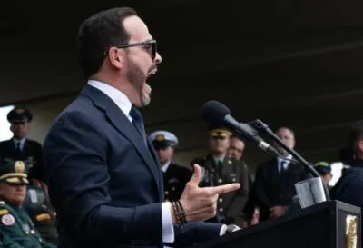 Ministro del Interior defiende imágenes del presidente De la Espriella armado