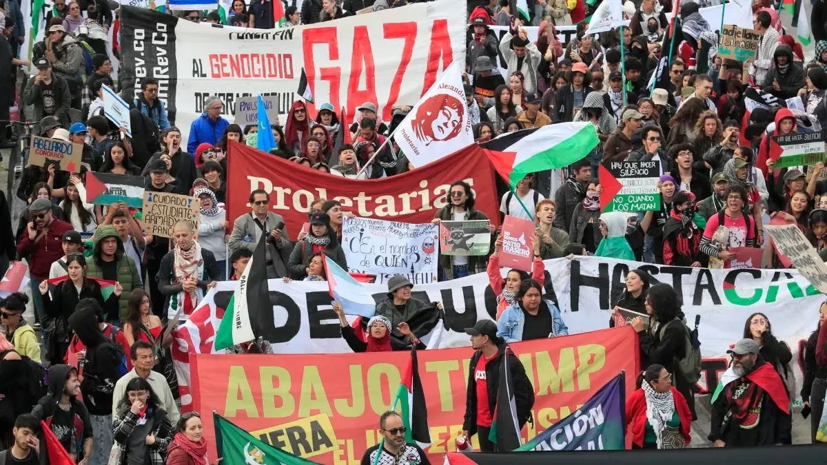 Manifestantes marchan en Bogotá en rechazo al acercamiento de Colombia con Israel
