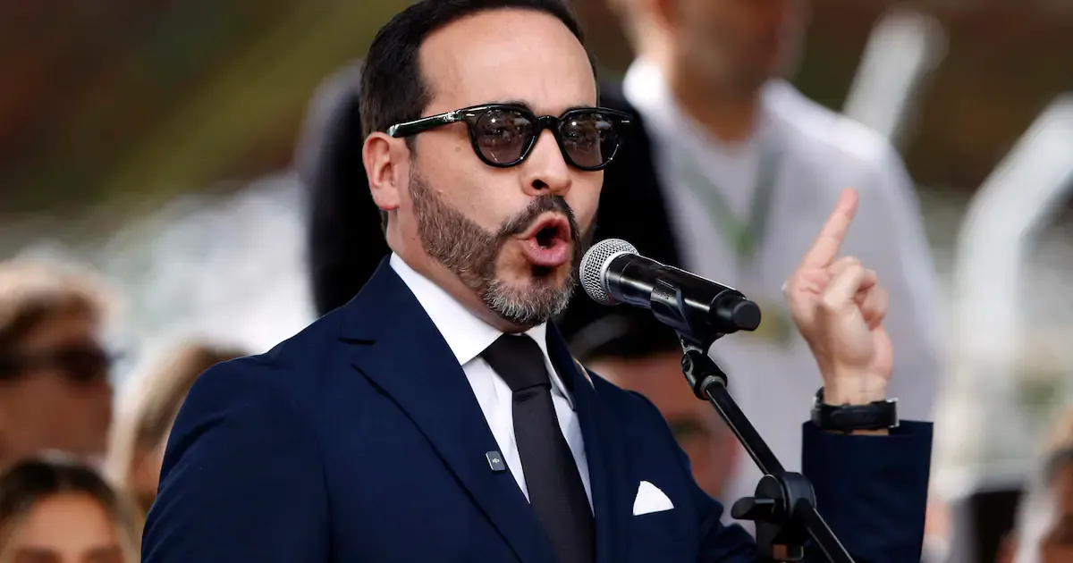 Abelardo de la Espriella encabeza el desfile del 20 de Julio en Medellín y agradece a Antioquia