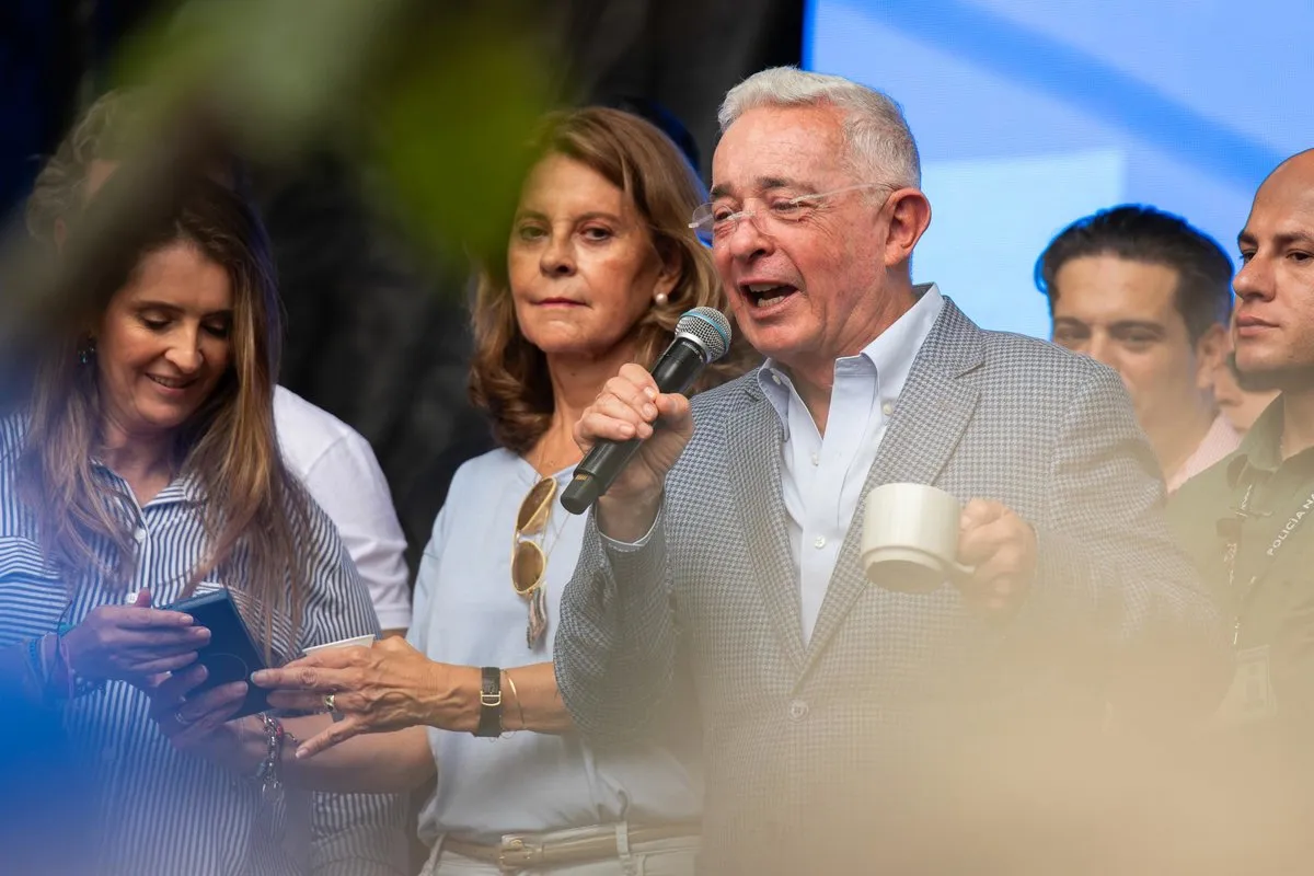 Uribe advierte a De la Espriella que el Centro Democrático se defenderá "como abejas" si "el tigre ruge"