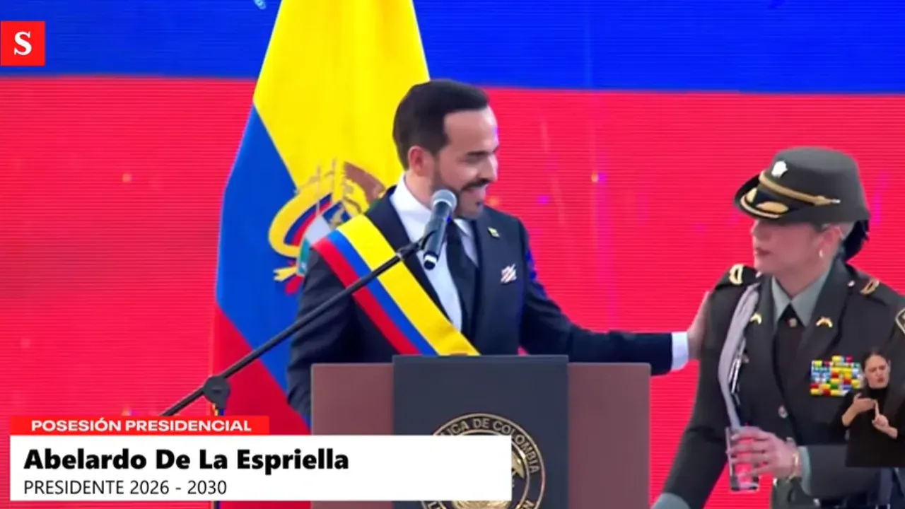 De la Espriella pausa su posesión para saludar a una uniformada