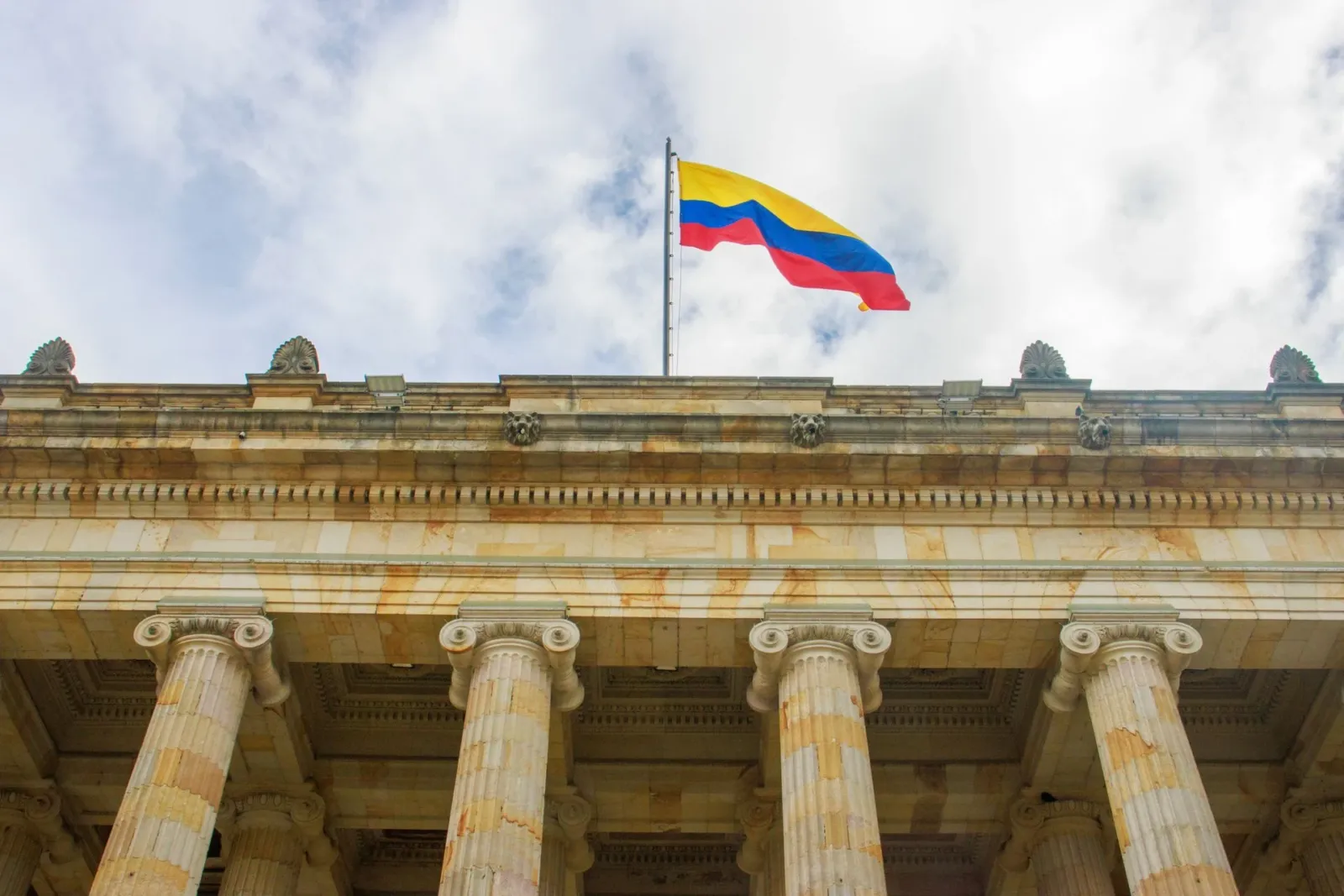 Consejo de Estado admite demandas contra la elección presidencial y mantiene vigente el triunfo de Abelardo de la Espriella